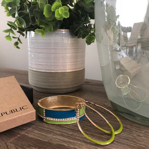 BR Cuff Bracelet & Hoop Earrings Set - Picture 11 of 11